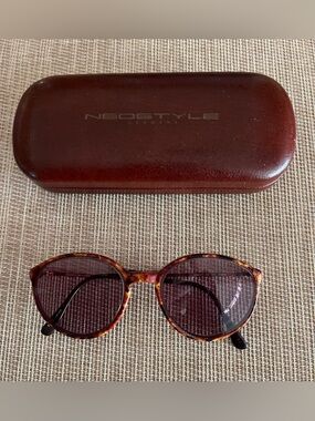 Tortoise Brown Round Sunglasses with Brown Case, Gently Used, Excellent shape.